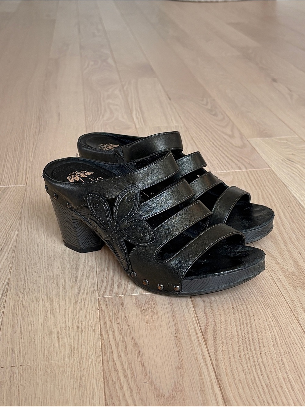 Y2K Dansko Nigella Platform Leather Heels with Flower Detail and Studs sz 7.5-8
